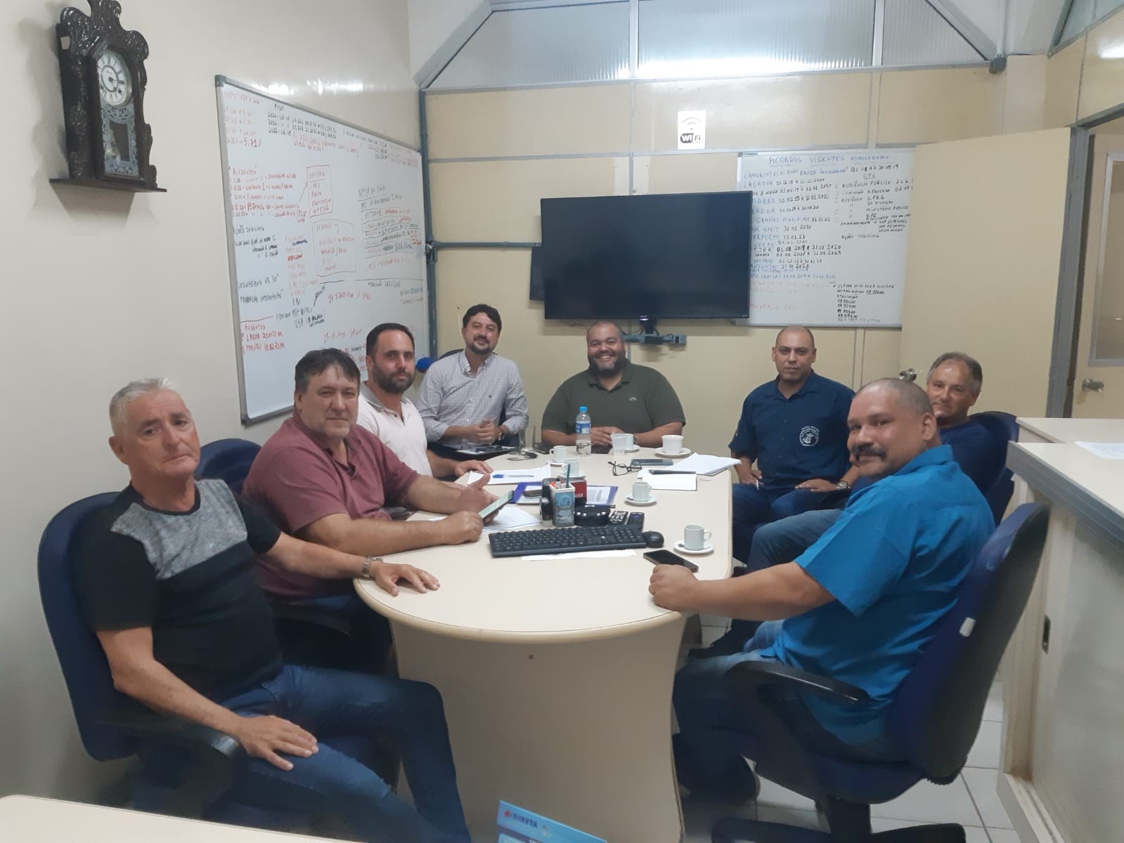 Quarta reunião da Intersindical Local, deliberando sobre as demandas das categorias e os devidos encaminhamentos. A próxima reunião acontecerá em 27 de abril de 2023, as 14 h na no escritório da assessoria jurídica Lindenmeyer