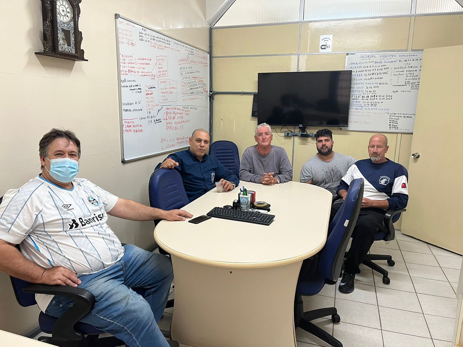 Diretor Sindical Amauri, da empresa Wilson Sons, repassando para diretoria algumas pautas de reivindicações do pessoal de Bordo.