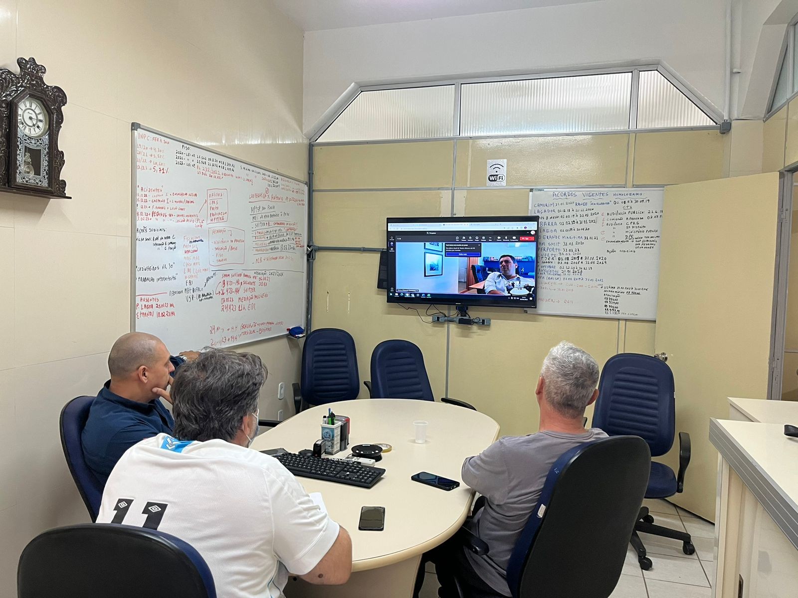 Terceira rodada de negociação coletiva 2023/2024 com o EBR, onde restou esgotada às negociações nos seguintes termos: Reajuste na tabela salarial no percentual de 9%, exceto o vale alimentação que passará se aprovado para R$740,00 e manutenção das demais 