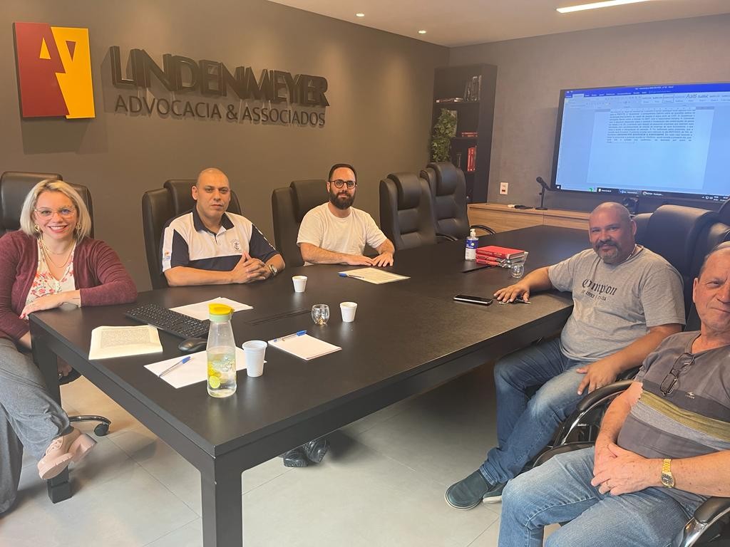 Realizado o 6º encontro da Intersindical no escritório de advocacia Lindenmeyer com as seguintes pautas: 1- Questionar  o companheiro @Rui Portuários acerca da visita do Ministro do Trabalho e tentar conseguir uma agenda com ele para a FRENTE;  2- Questio