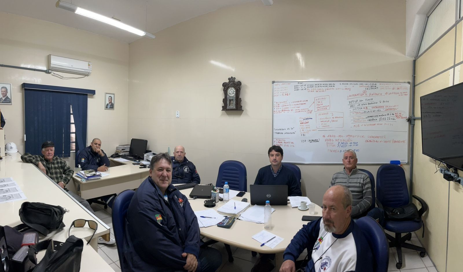 Reunião ordinária de diretoria e assessoria jurídica.