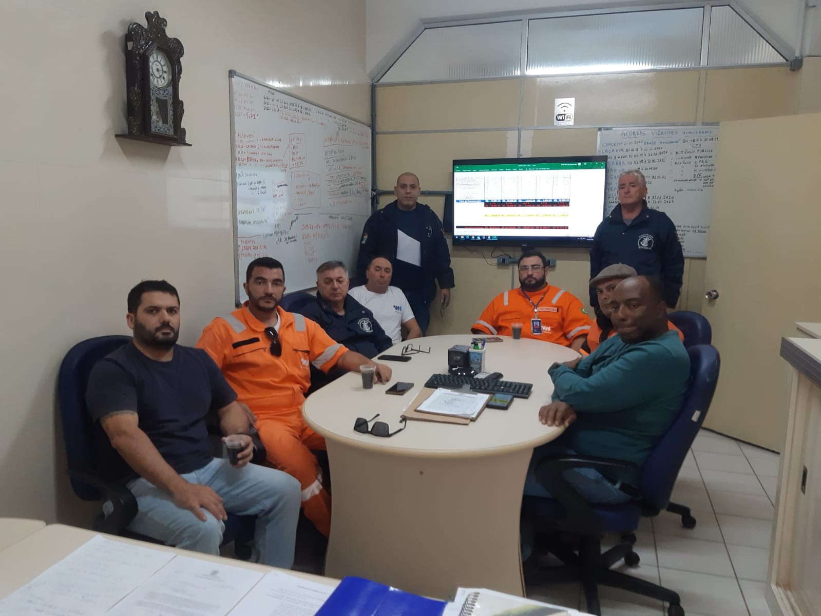 Realizada hoje  (15.05.2023) a segunda e ultima assembleia com os colaboradores da empresa Wilson Sons para apreciarem, aprovar ou não a contraproposta a pauta de reivindicações 2022/2024. Amanhã (16/05/2023), às 10:00 horas da manhã, na sede do Sindimars