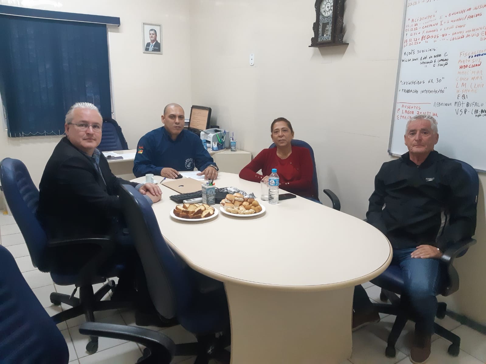 Dando prosseguimento às negociações com os representantes da empresa Wilson Sons, senhora Mônica Cessario, gerente de operações de recursos humanos e o assessor jurídico, Dr. Flávio Londero, foi finalizado e assinado hoje (16/05/2023) o acordo coletivo.