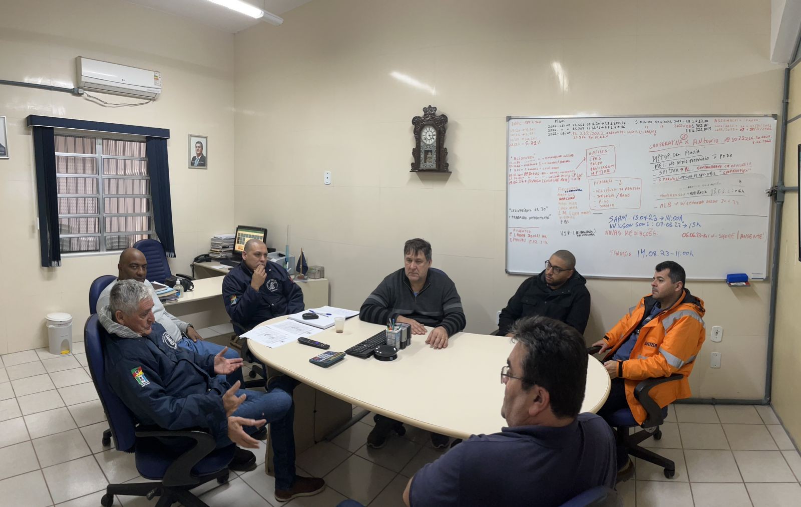 Realizada hoje (12/07/2023) assembleia com a primeira turma de colaboradores da Svitzer para debater a contraproposta da empresa para 2023/2024. A próxima assembleia está prevista para o dia 14/07/2023, às 09:00 horas no Sindimars.