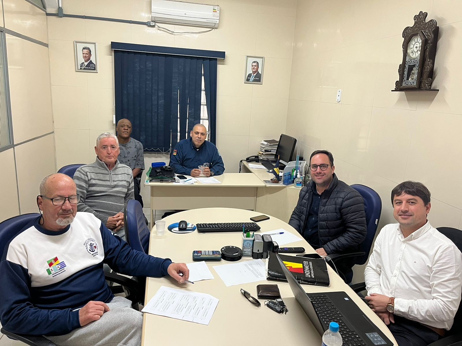 Reunião ordinária de diretoria e assessoria jurídica.