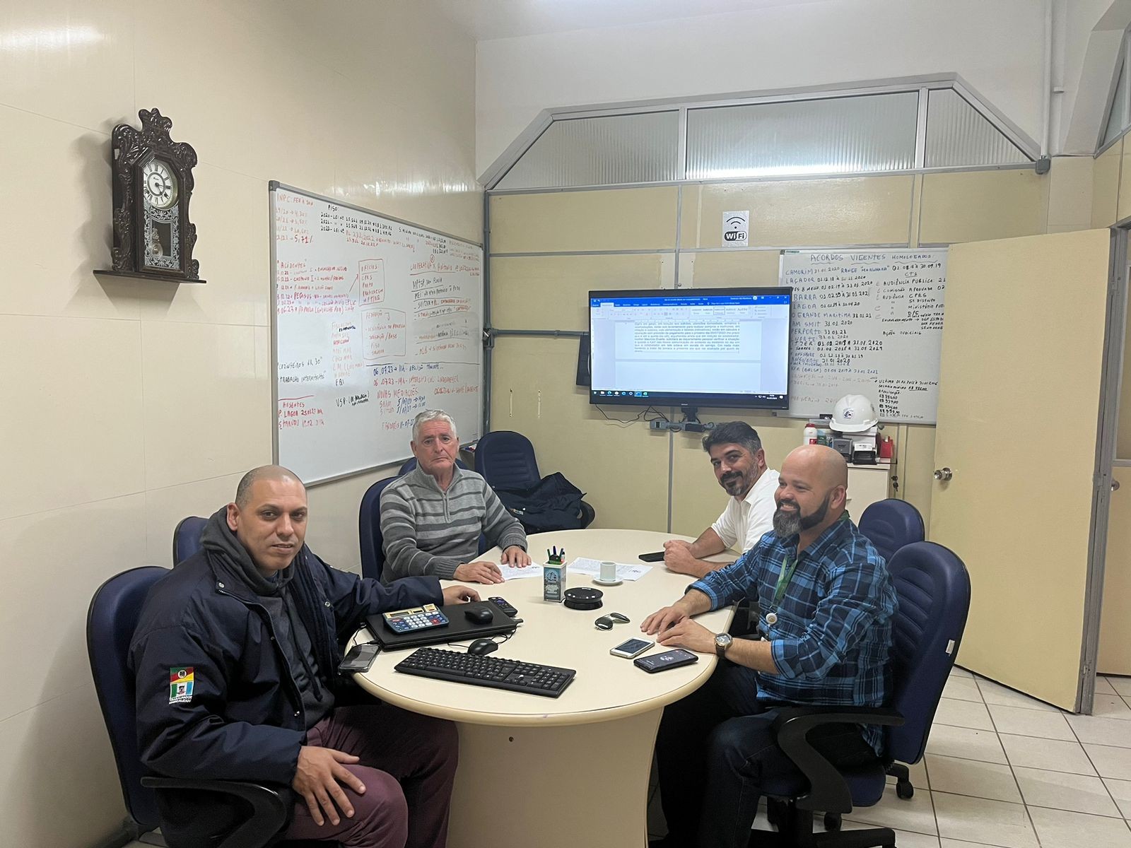 Realizada hoje reunião com a Navemestra, que teve a seguinte pauta: Pagamento dos retroativos do ACT 2023, bônus, salários, vale alimentação e tabela salarial dos condutores, incidentes/ acidentes, CAT e outros diversos... 