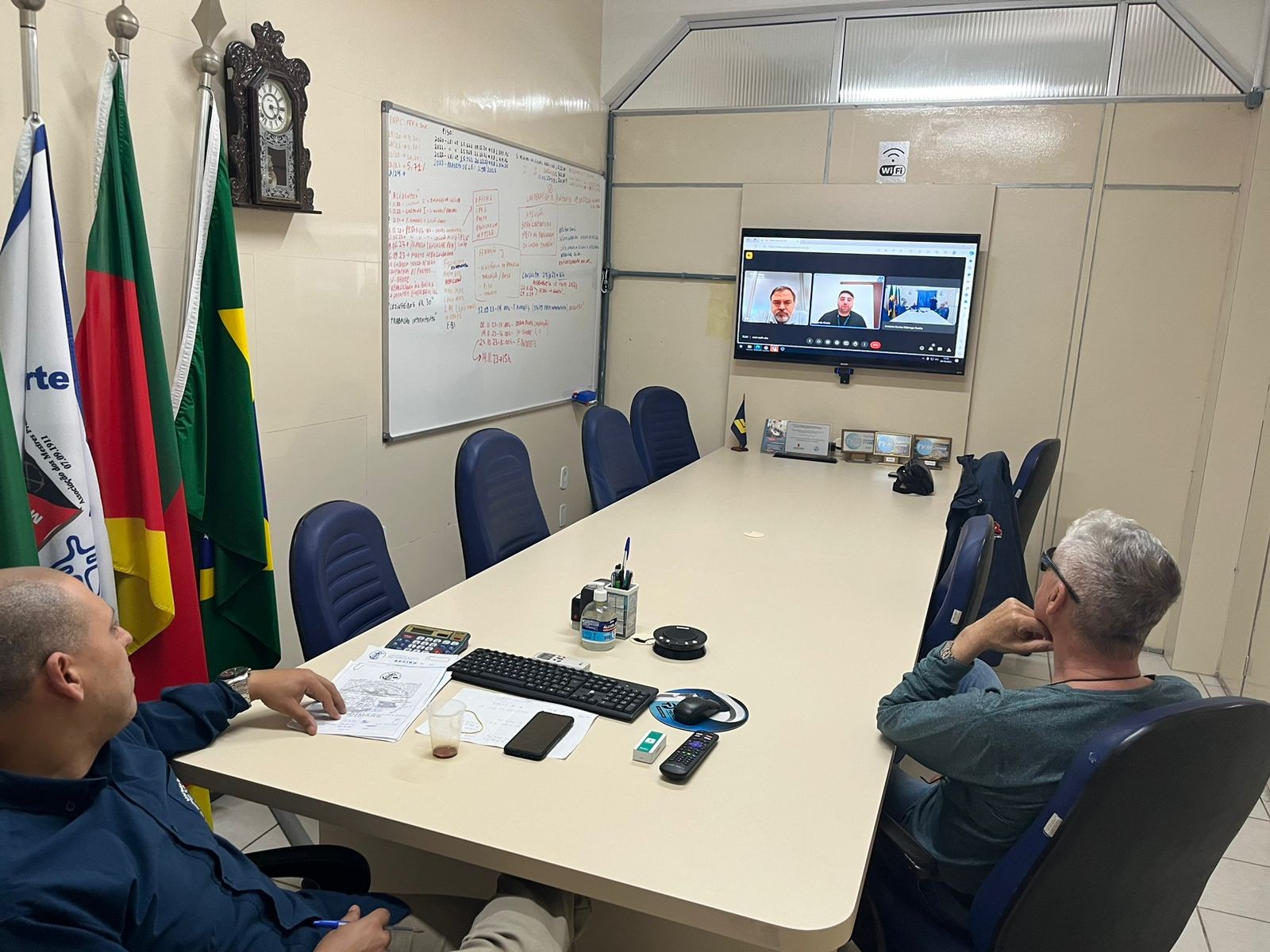 Reunião on line com a Wilson Sons. Pauta: Plano de saúde (troca de semi-privativo p/coletivo nas carteiras virtuais), recrutamento, tripulação (dobras e horas extras), cozinheiro e o novo rebocador que está chegando para filial Rio Grande/RS. Próxima reun