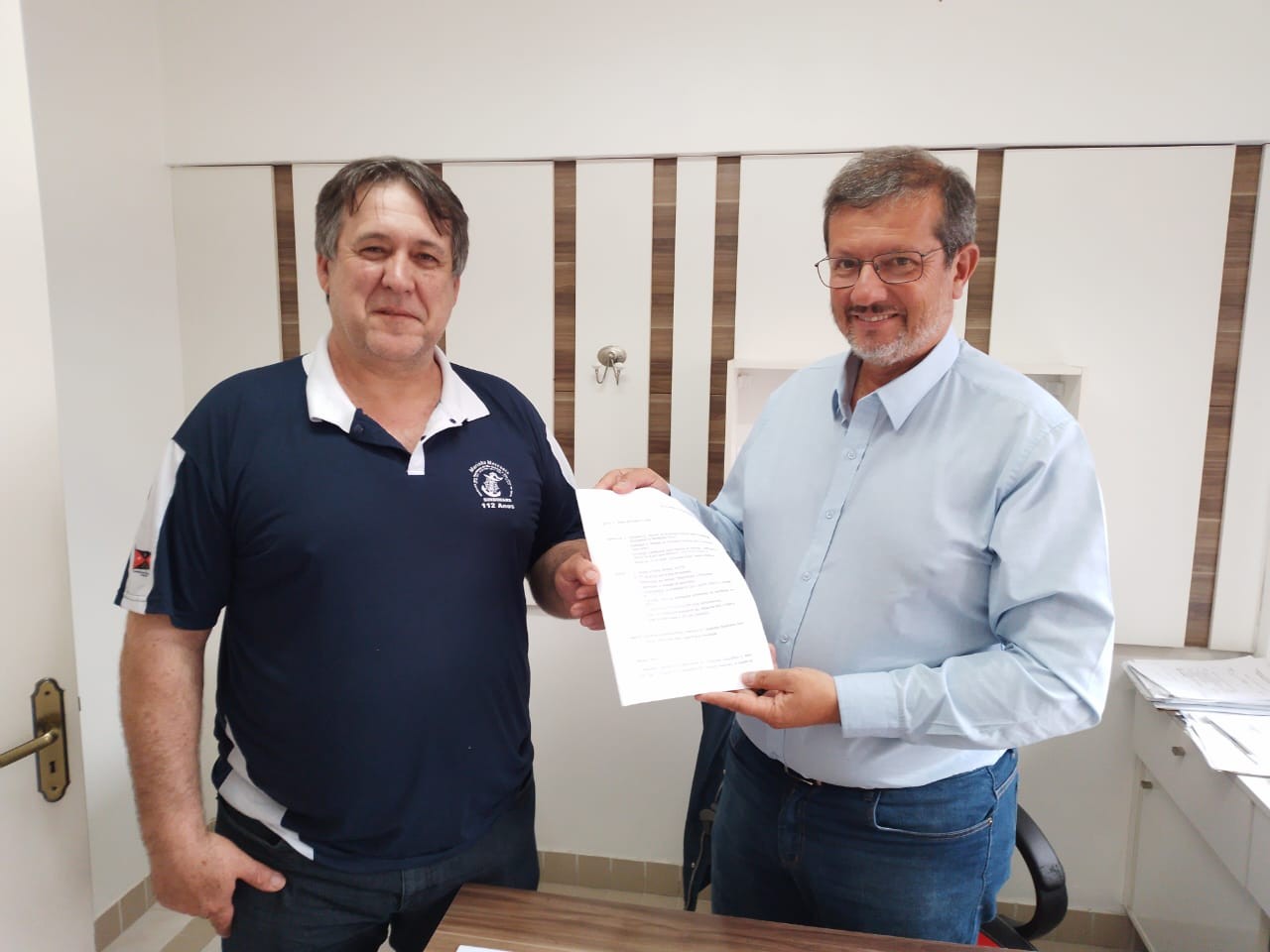 O diretor Jorge Junges, entregou ao Deputado Alexandre, na tarde de ontem (23/10/2023) cópia do documento protocolado na DPC em maio de 2023 solicitando alterações na Normam no que tange CTS, cursos e aperfeiçoamentos para contemplarem os Marítimos.