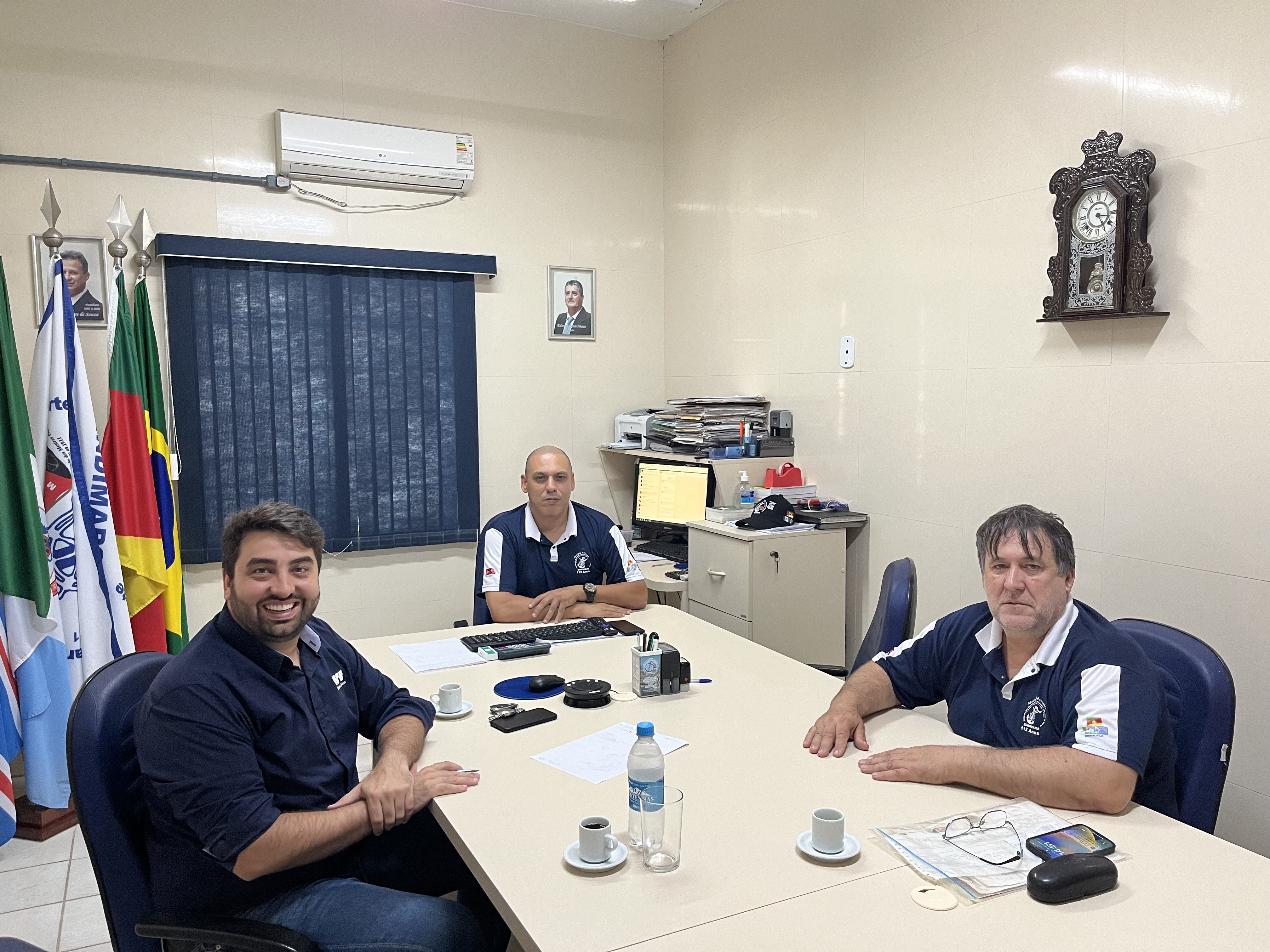 Recebendo o gerente Eduardo da Wilson Sons para tratar de assuntos relacionados a dispensas de colaboradores, acidentes e outros...