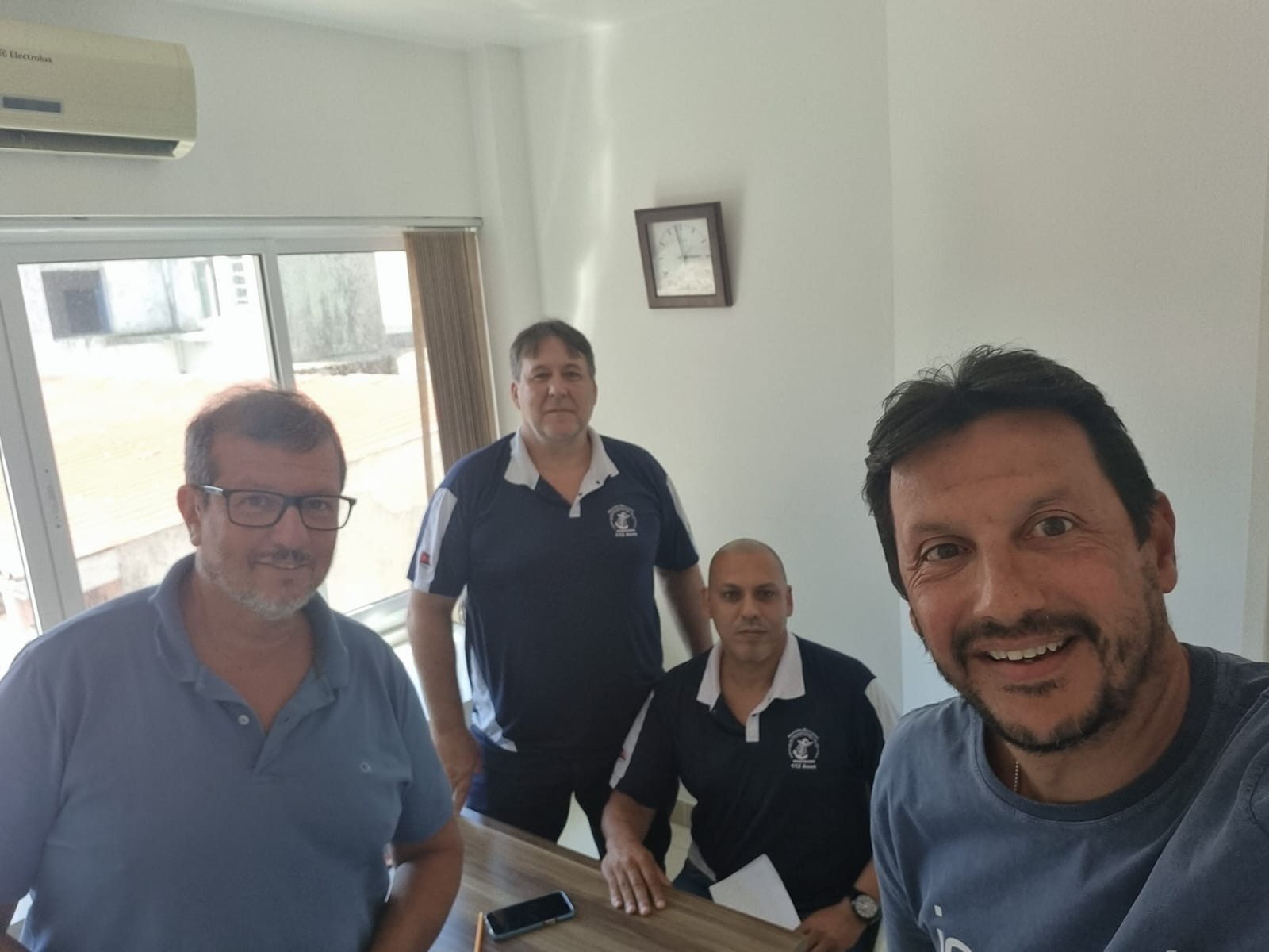 Mais uma vez bem recepcionados...De pronto realizou os devidos contatos pra solucionar o problema Estatutario e questões referente ao curso de MOC. Restando fazer contato com ele novamente na próxima quarta-feira... Talvez será necessário acompanha lo em 