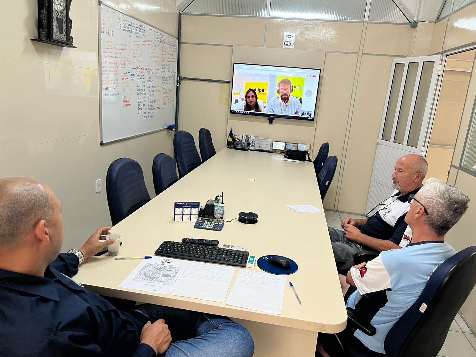 Segunda rodada de negociação coletiva com a Ambipar. A empresa defende o conceito de Operador de Emergência (habilitados para operar veículos e embarcações) no cerco preventivo (colocação de barreiras de contenção de óleo) e que não utiliza mão de obra Aq