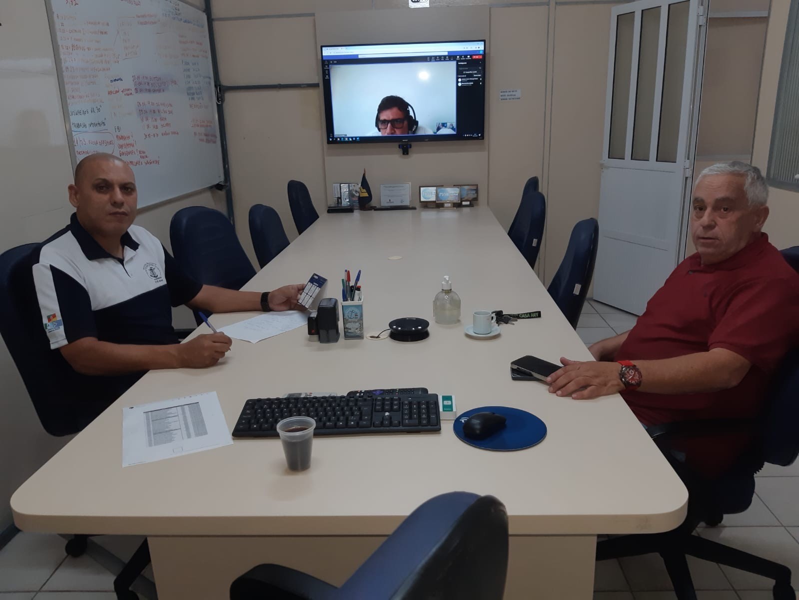 Mais uma rodada de negociação coletiva 2024/2025 com a empresa Camorim. Em que pese o Sindimars ter insistido na aplicação de ganho real na tabela salarial, vale alimentação no valor mínimo de R$800,00, alteração da coparticipação no plano de saúde de 90%