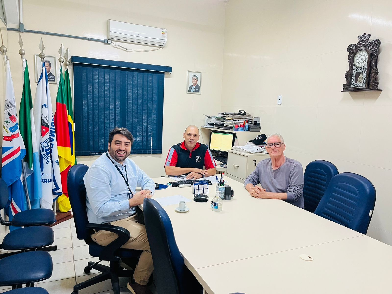 Hoje pela manhã recebemos a visita do gerente local da Wilson Sons, senhor Eduardo.