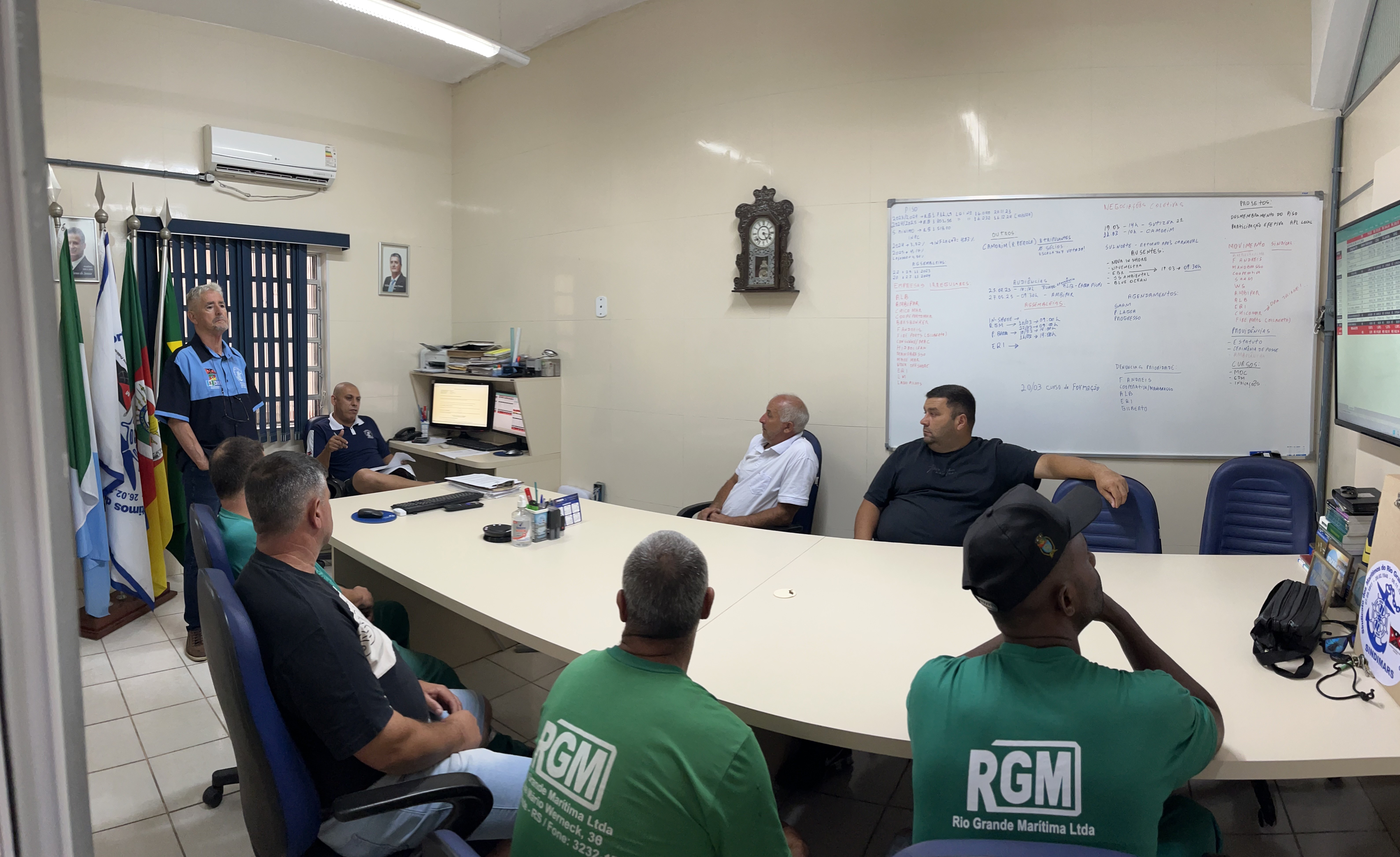 Assembleia com a primeira turma de trabalhadores da empresa Rio Grande Marítima para apreciação, aprovação ou não da contraproposta da RGM de renovação do ACT MR008954/2023 para o período de 01/02/2025 à 31/01/2027. A próxima assembleia (segunda turma), a