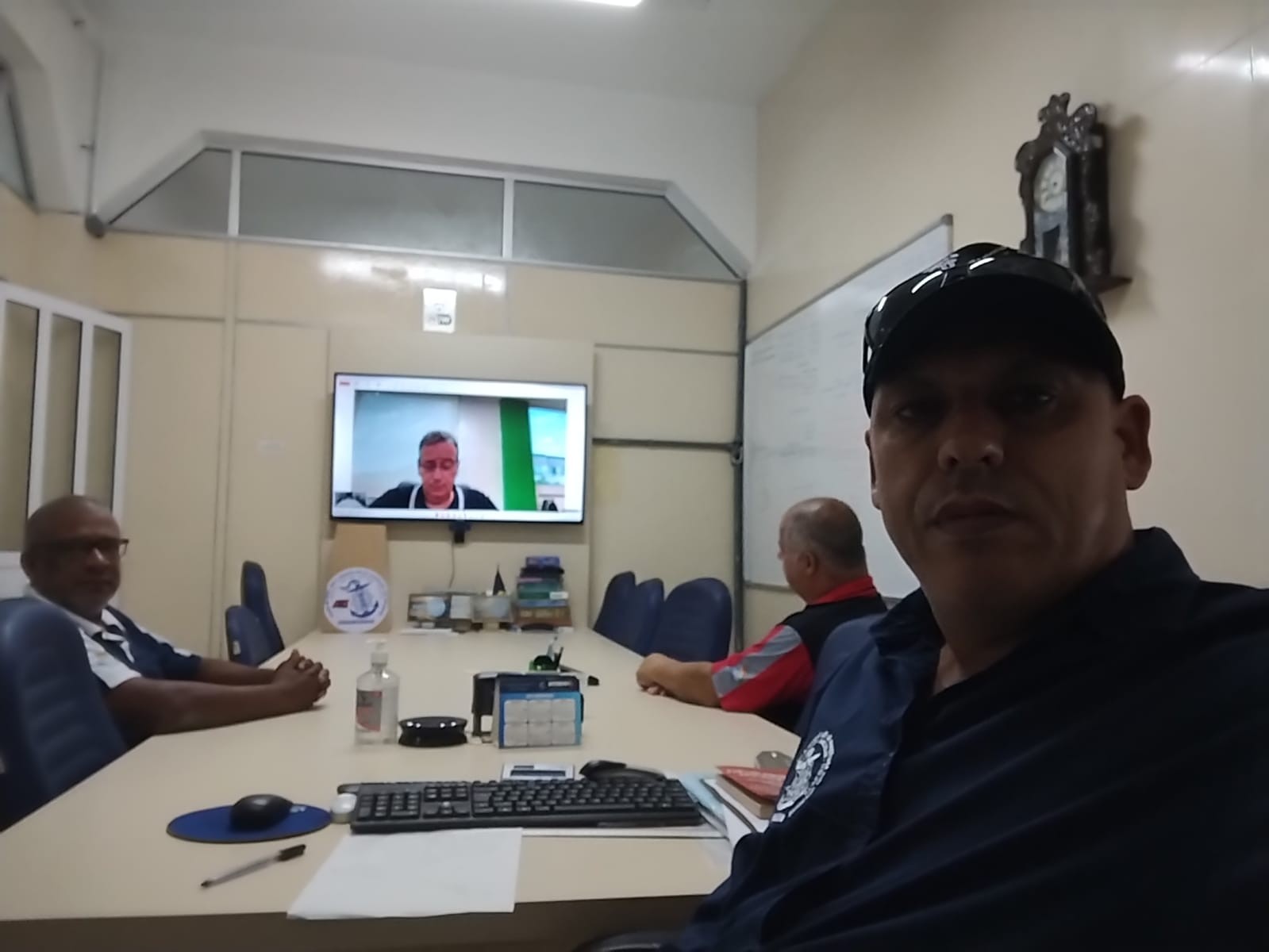 Reunião com a empresa Navemestra, onde informaram que na data de hoje quitaram às pendências financeiras (custeio e repasse de mensalidades), assim como vão analisar o valor do vale alimentação proposto (R$1.200,00) e implementação da gratificação de Bomb