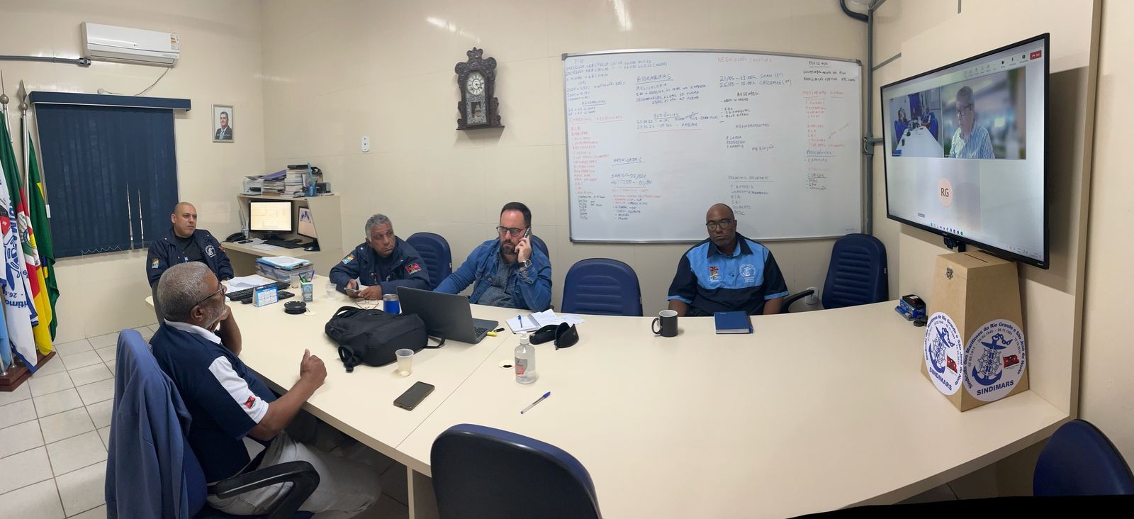 4ª Rodada de negociação coletiva 2025/2026 com a Saam. No momento não houve evolução, os temas ainda estão em avaliação e infelizmente os representantes da empresa (senhores Sergio Barros e Richard) não tiveram uma resposta diferente da reunião anterior o