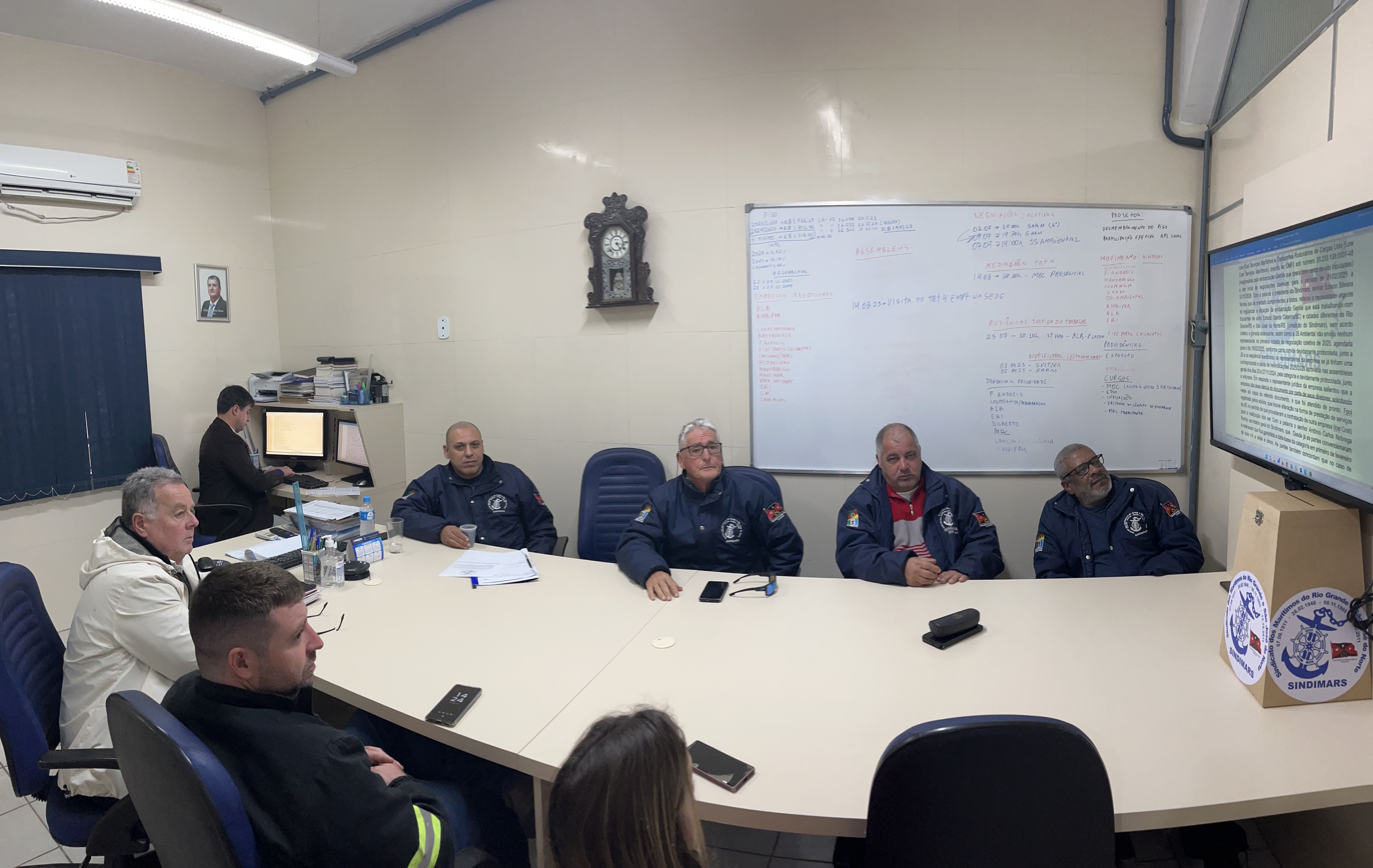 Reunião de negociação coletiva com a JS Ambiental na tentativa de uma composição conjunta e regularização da embarcação Gentile de responsabilidade da empresa Low Cost Serviços Marítimos e Transportes Rodoviários de Cargas ltda. Participaram o presidente 