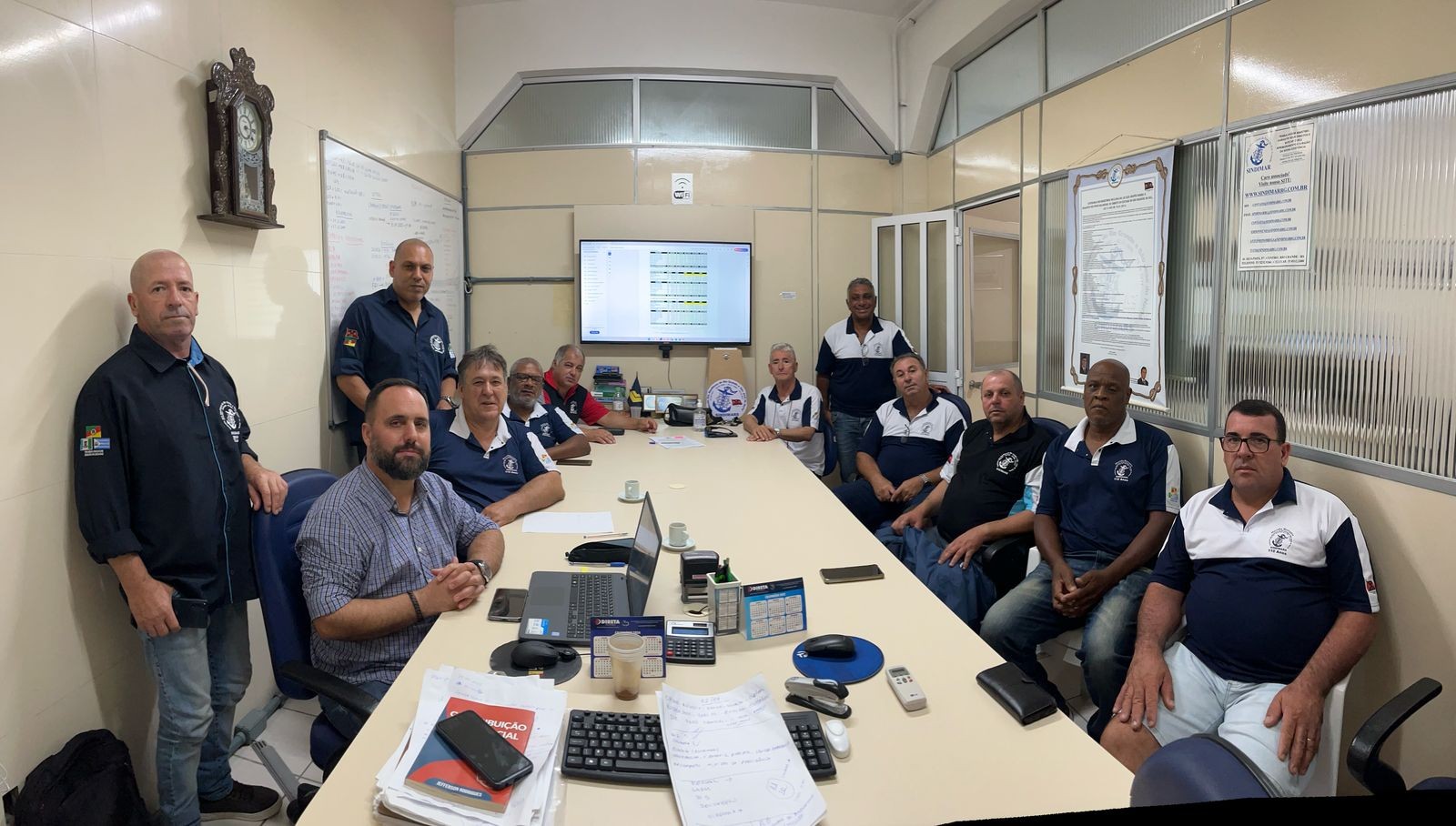 13ª Reunião ordinária de diretoria e assessoria jurídica. Pauta: Convocação de deflagração de greve e Estado de greve (Wilson Sons, Sulnorte, Saam, F.Andreis e Navemestra), reforma estatutária (provocar o deputado Federal Alexandre Lindenmeyer para mediar