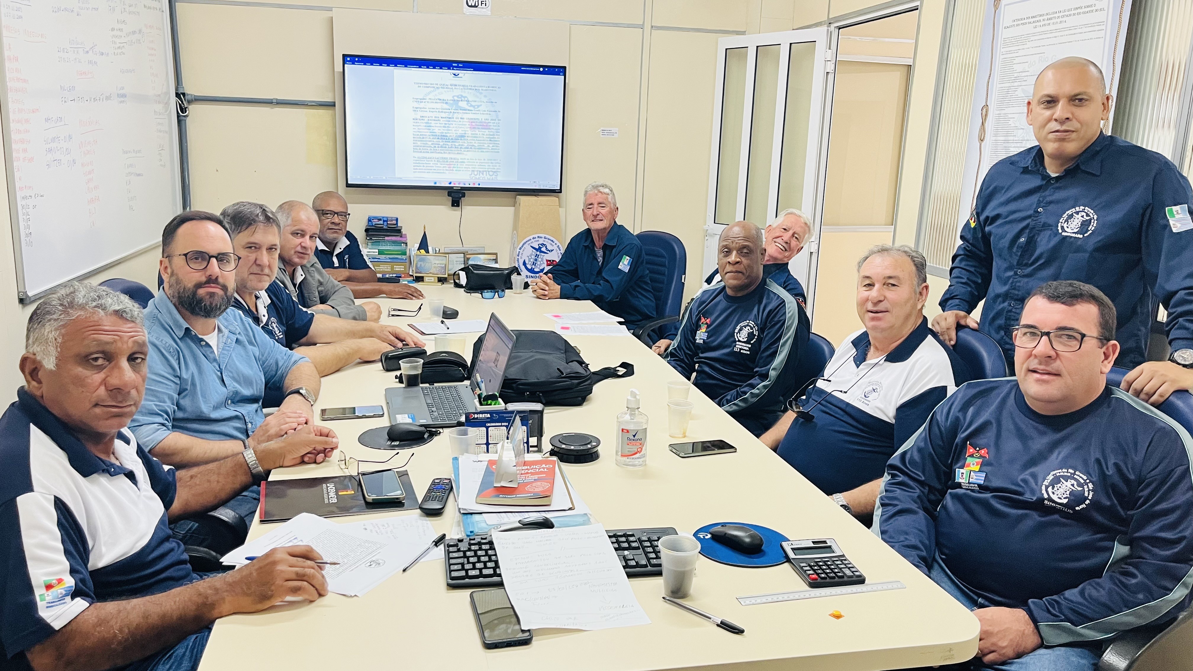 15ª Reunião ordinária de diretoria e assessoria jurídica de 2025. Pauta: Negociações coletivas 2025, irregularidades na Svitzer e Navemestra, curso de formação sindical realizado no Sindimars, pela assessoria juridica, JS Ambiental, Muliceiro, EQI, Mac/Co