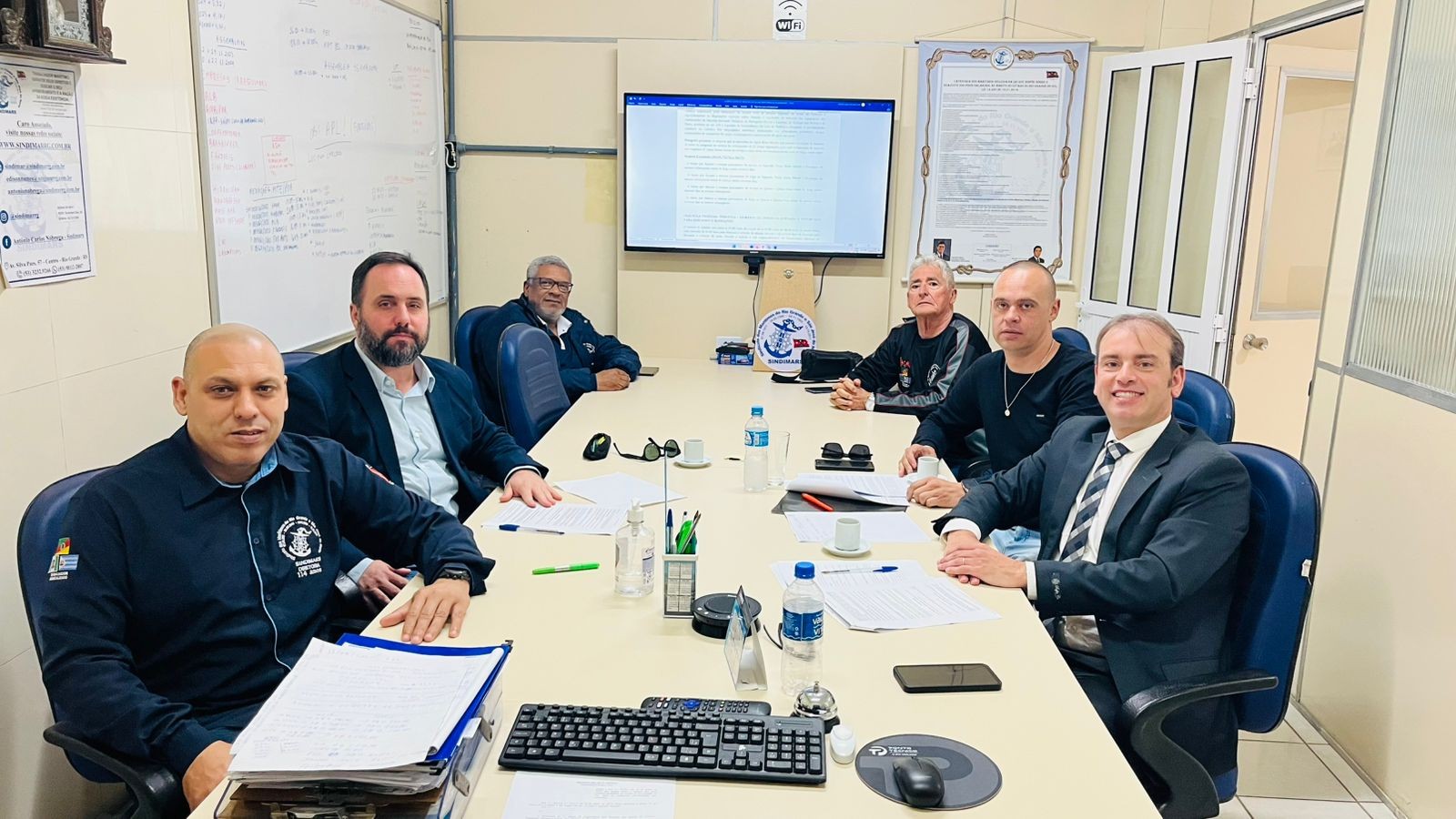 Revisão e ajustes do acordo coletivo de trabalho originário da empresa Mec. A reunião teve inicio às 10:00 horas e foi encerrada, às 13:27h, restando serem revisadas às clausulas de previsão de reajuste e auxilio funeral.