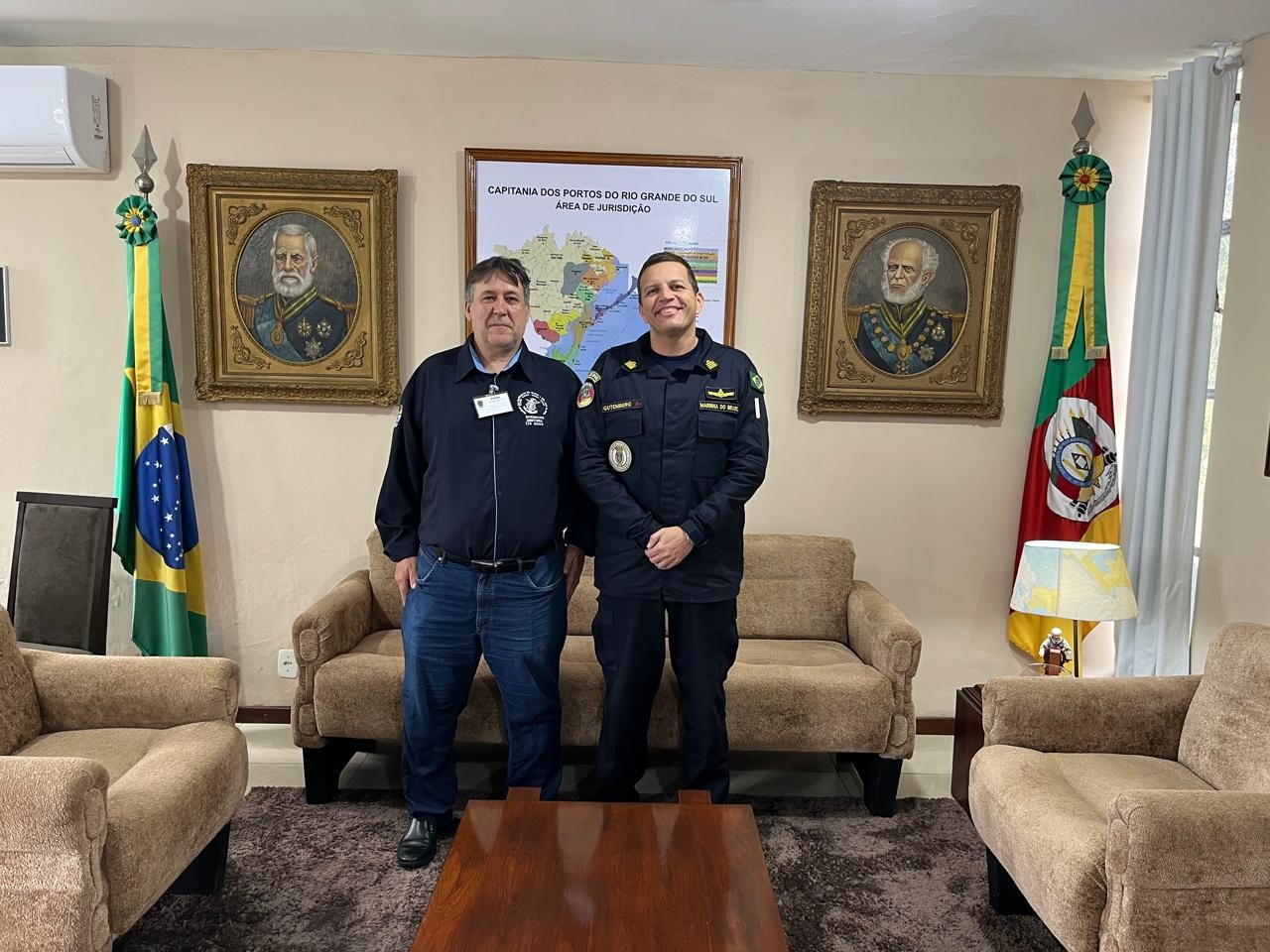 O primeiro secretário do Sindimars Jorge Junge, esteve hoje (17/09/2025) com o Capitão dos Portos do RS, o Capitão de Mar e Guerra, Gutemberg Da Silva Ferreira, para tratar de assuntos relacionados a fiscalização Aquaviária, Dragagem do Canal Miguel da Cu