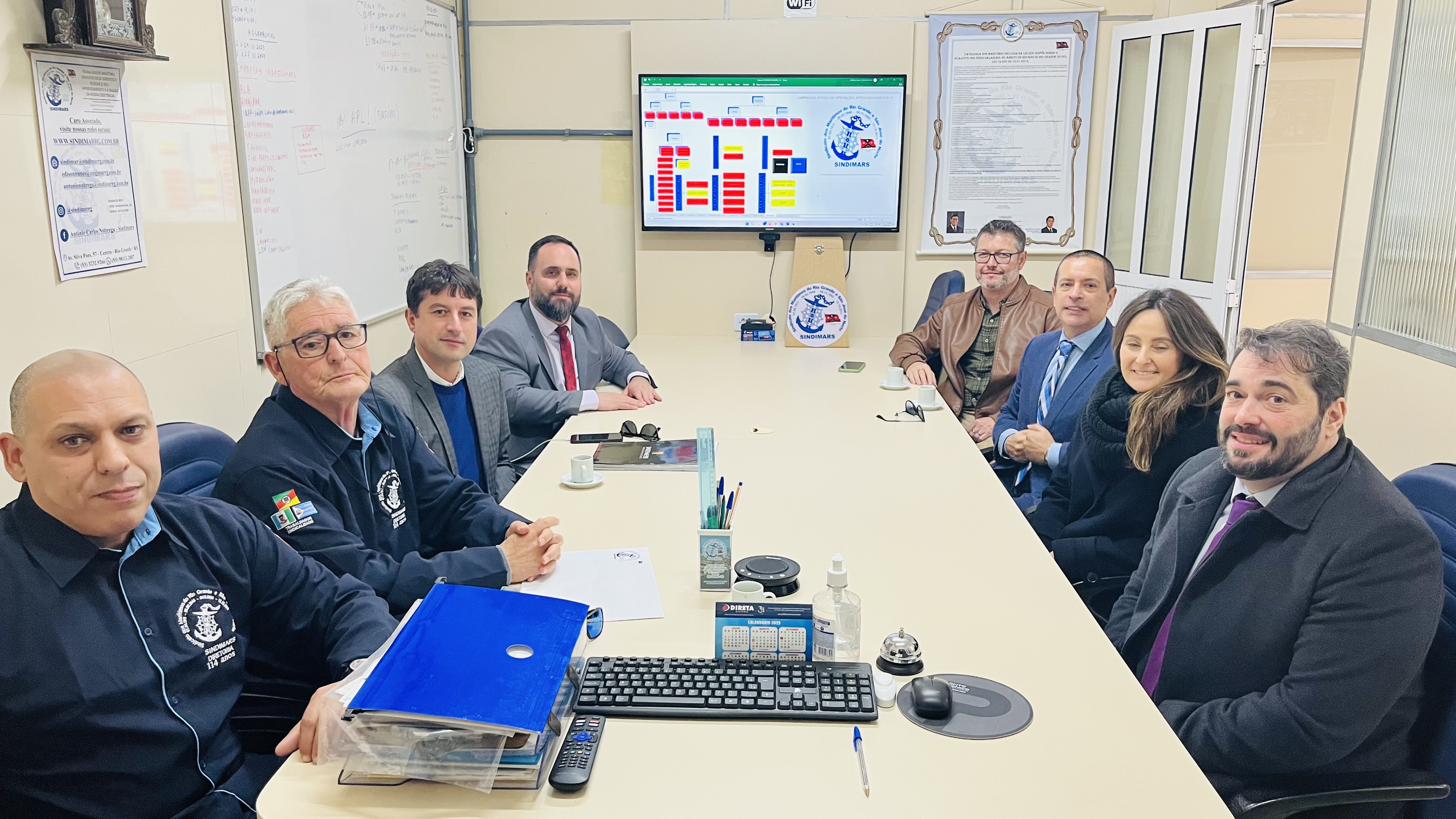 No inicio da tarde de hoje (14/08/2025), o Sindimars recebeu com muita honra, à visita do Vice-presidente do TRT 4, o Desembargador Alexandre Corrêa Da Cruz, acompanhado da Juíza Auxiliar da Vice-presidência, Drª Luciana Caringi Xavier, o assessor de Medi